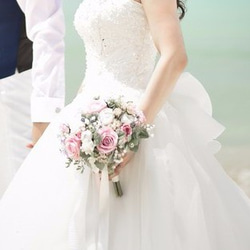 オーダーメイドブーケ22,000円～/白のウェディングドレスとピンク、ラベンダーパープル、白のクラッチ風ブーケと花冠 1枚目の画像