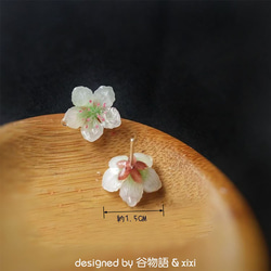 【受注生産】雨上がり　白い花　ピアス（プラバン） 1枚目の画像