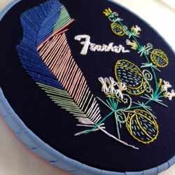 刺繍フープ壁掛け「Feather」<sujja（シューニャ）> 2枚目の画像