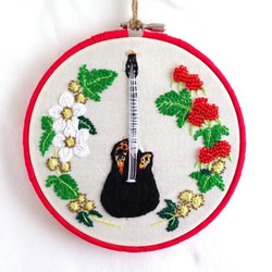 刺繍フープ壁掛け「Guitar & Wild Strawberry」<sujja（シューニャ）> 1枚目の画像