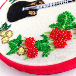 刺繍フープ壁掛け「Guitar & Wild Strawberry」<sujja（シューニャ）> 3枚目の画像