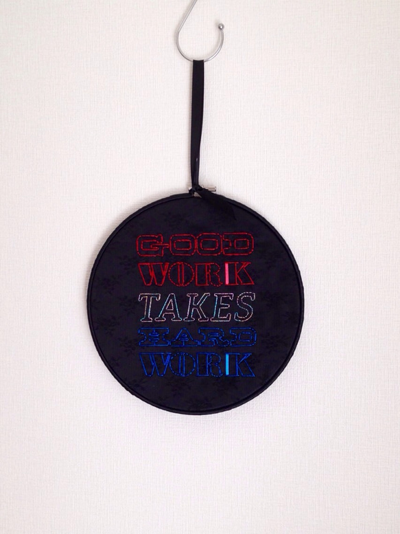 【オーダー作品】刺繍フープ壁掛け「Good Work takes Hard Work」 1枚目の画像