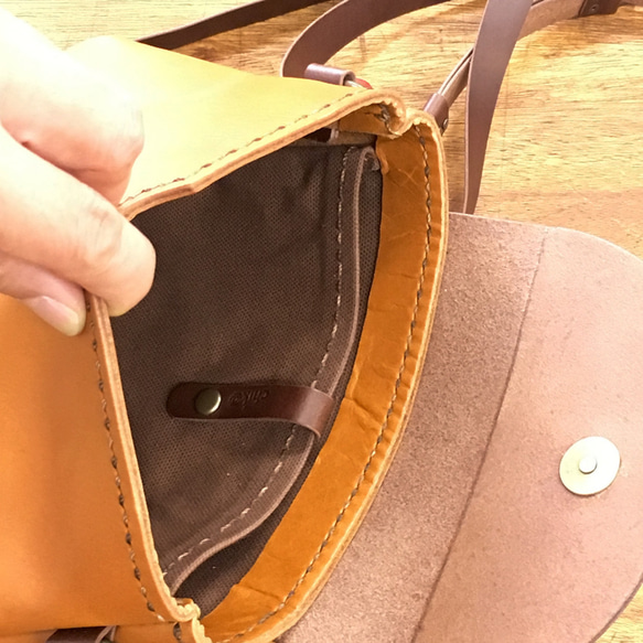 かわいい革のショルダーバッグ（ポシェット・サコッシュ） 3枚目の画像