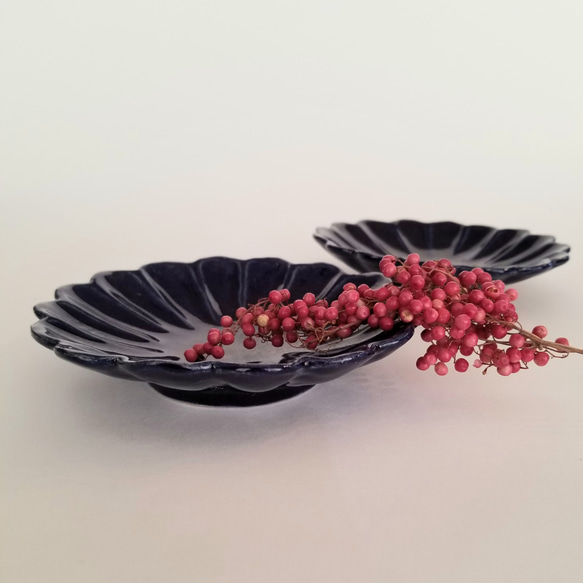 瑠璃色の花形のお皿 2枚目の画像