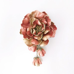 [K&#39;s 訂購] 舊玫瑰花蕾皮革胸花（鮭魚粉） 第2張的照片