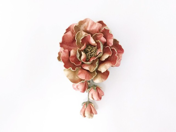 [K&#39;s 訂購] 舊玫瑰花蕾皮革胸花（鮭魚粉） 第2張的照片
