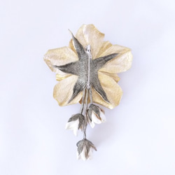 [K&#39;s訂單]玫瑰線花蕾皮革胸花（象牙色+金色） 第3張的照片