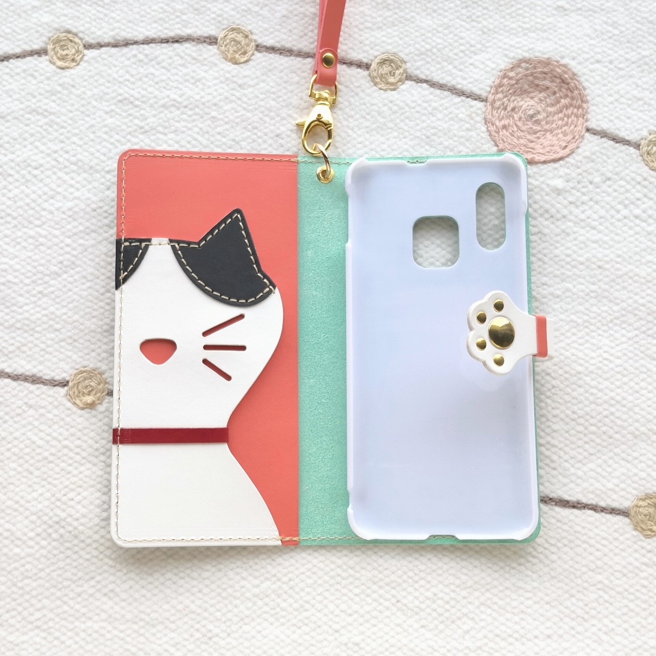 ＊カラーオーダー可＊ハチワレ猫 in 手帳型レザースマホケース＊ストラップ付き／ミントグリーン／全機種