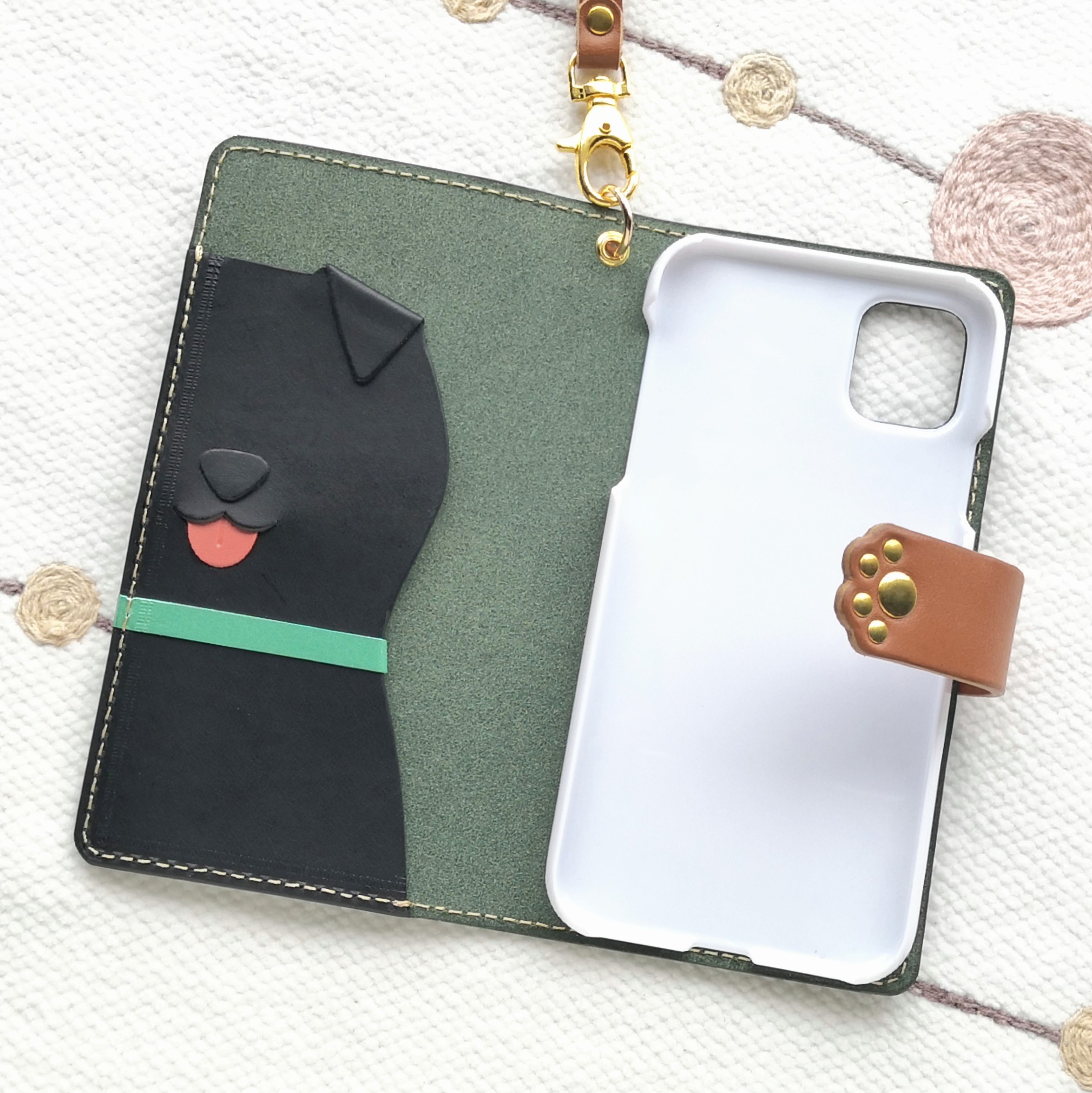 ＊カラーオーダー可＊垂れ耳 ベロ出しわんこ 手帳型 犬のレザースマホケース＊ストラップ付き／グリーン／全機種