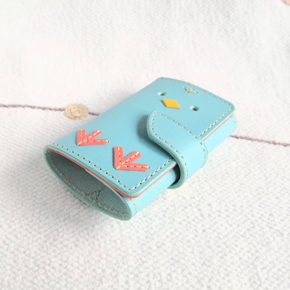 幸せの青い小鳥  三つ折りレザーキーケース＊カードポケット付き／水色 2枚目の画像