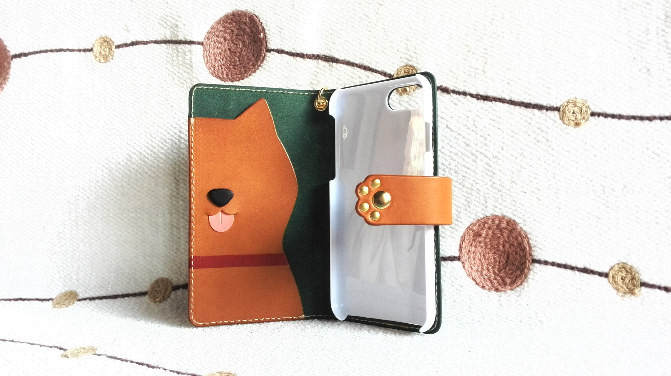 【雑誌#3いぬまみれ掲載作品】カラーオーダー可＊ベロ出しわんこ 手帳型 犬のレザースマホケース＊ストラップ付き／全機種