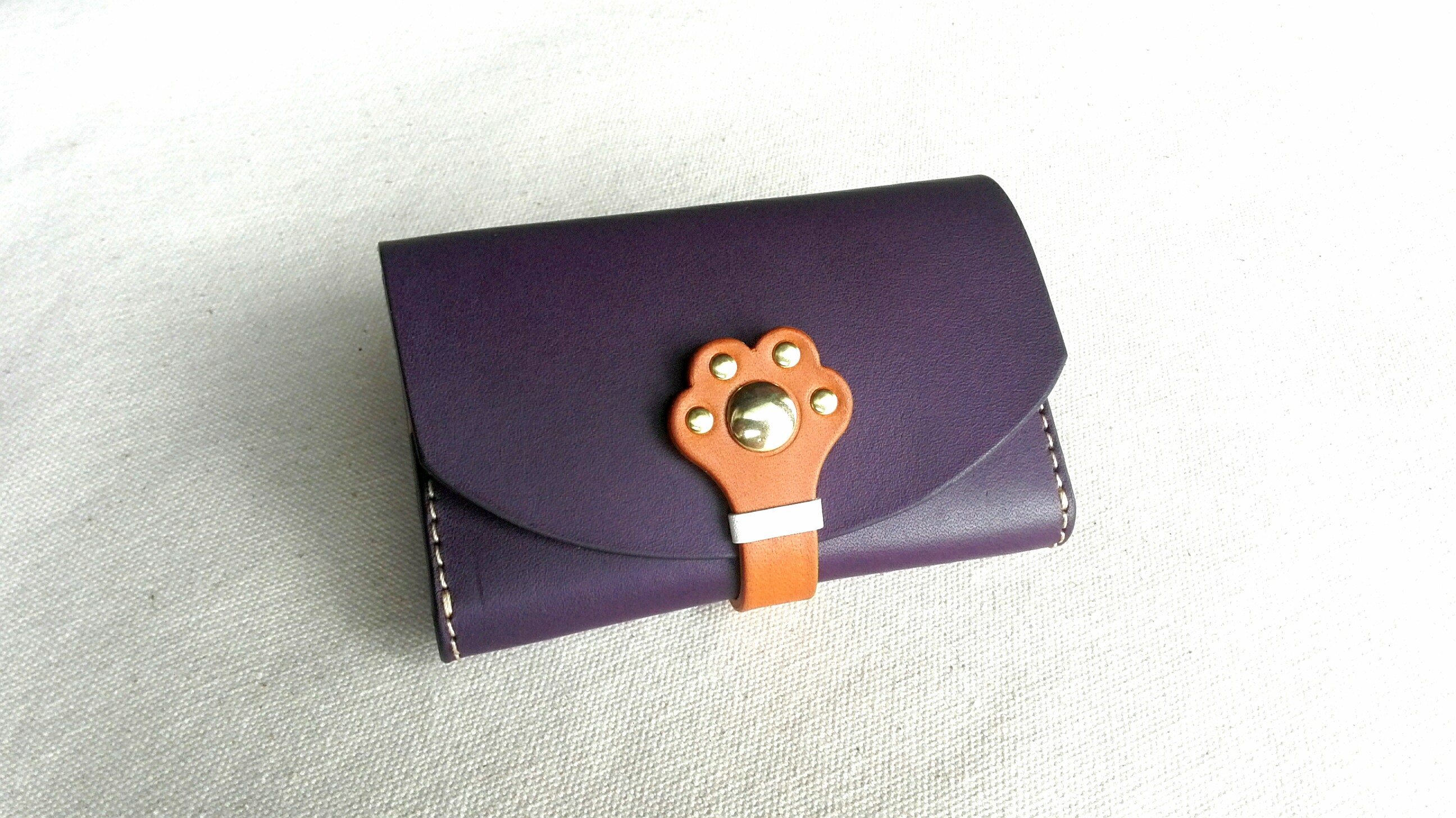 ＊カラーオーダー可＊ネコの手 肉球 レザーカードケース・名刺入れ・コインケース／革(本体)＊紫パープル