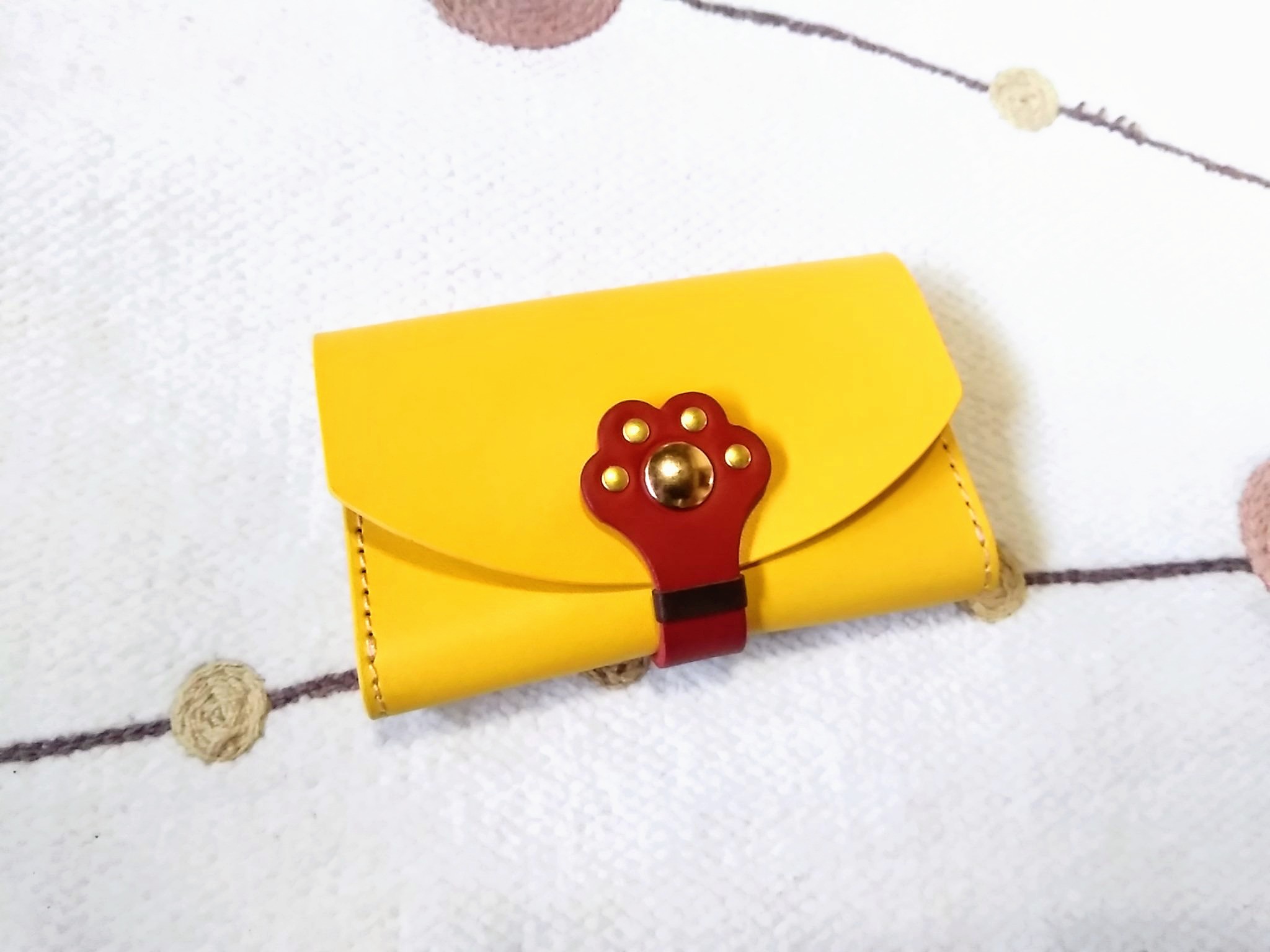 ＊カラーオーダー可＊ネコの手 肉球 レザーカードケース・名刺入れ・コインケース／革(本体)＊黄色イエロー