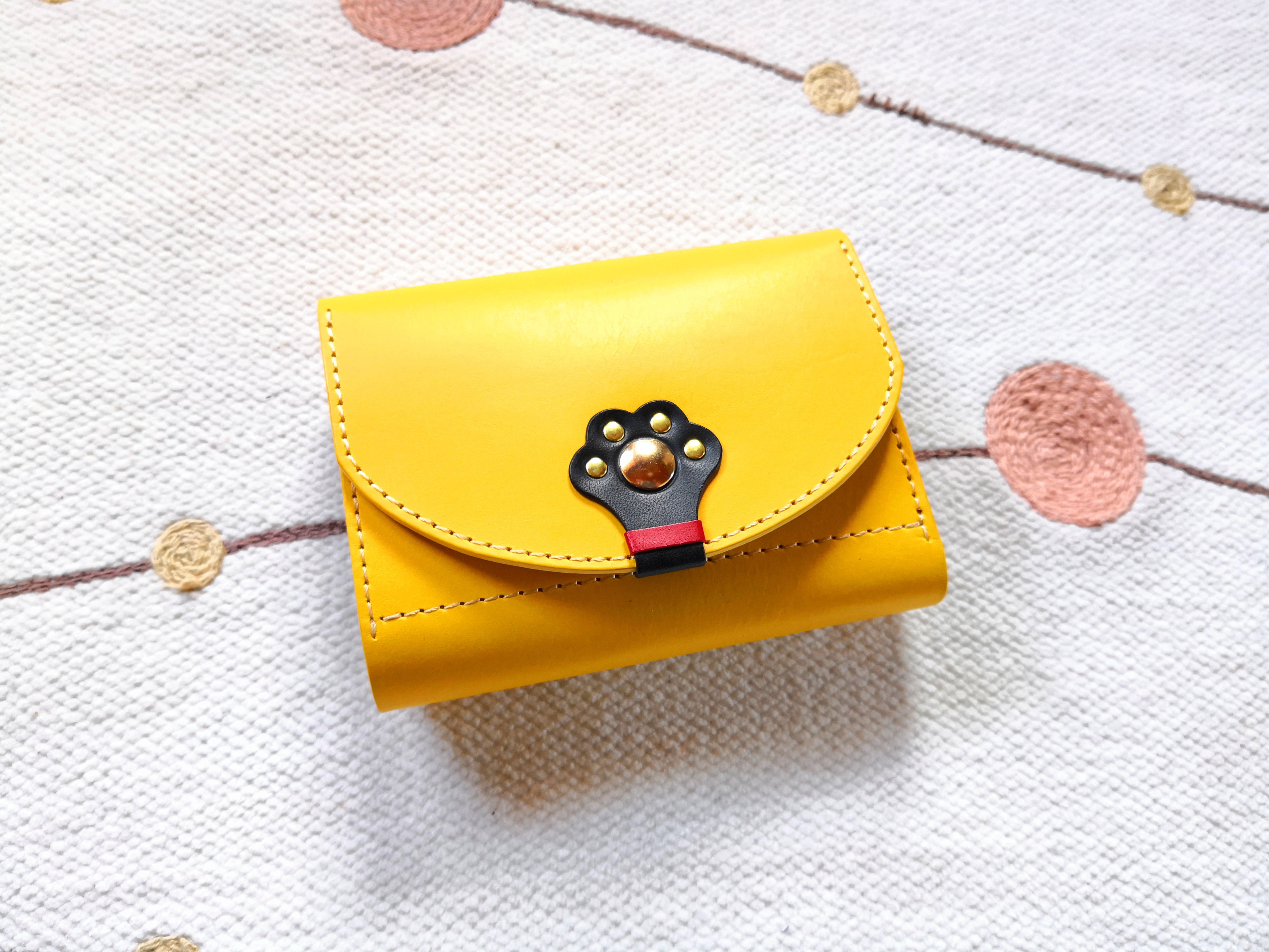 ＊カラーオーダー可＊ネコの手 肉球 ３つ折りお財布