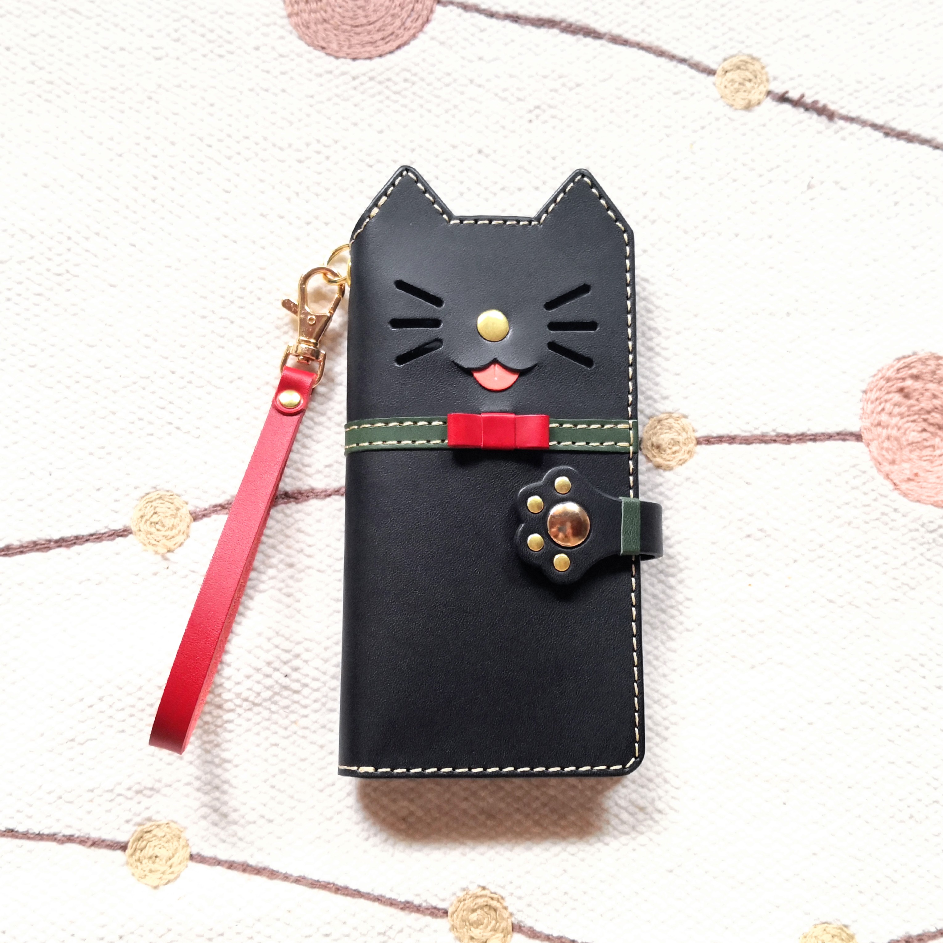 ＊仕舞い忘れのベロ出しにゃんこ＊leather sumyaho case＊猫の手帳型レザースマホケース＊黒／全機種
