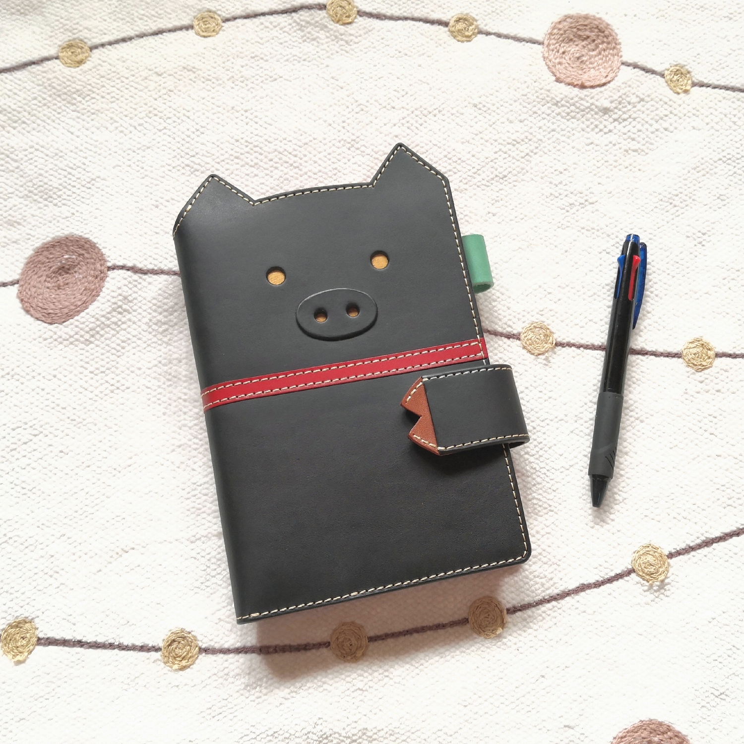 くるりんしっぽの豚さん 手帳カバー(A6・B6・A5サイズ) スケジュール帳・ダイアリー帳＊黒