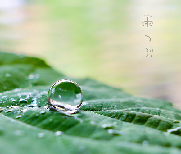 雨粒ピアス (揺れる) 。。。（フックピアス、イヤリング、ノンホールピアス ）　　雨粒　ガラス 1枚目の画像