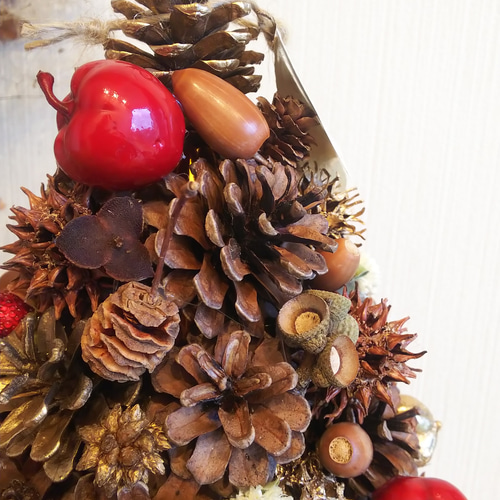 木の実いっぱいのクリスマスツリー