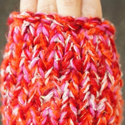 手紡ぎ糸のハンドウォーマー　-とっておきのリボン-　アームウォーマー　ミトン 7枚目の画像
