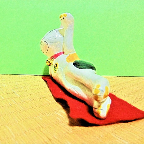 招き猫（三毛）（中）置物＃10（紙粘土と新聞紙） その他置物 工房TAKA