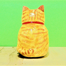 桶を持つ茶トラ猫（中）置物＃42（紙粘土と新聞紙） 2枚目の画像
