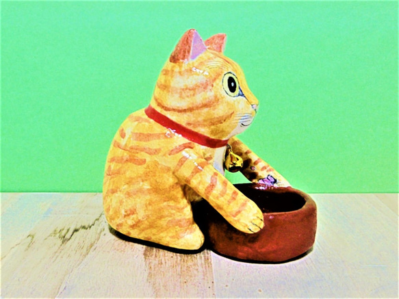 桶を持つ茶トラ猫（中）置物＃42（紙粘土と新聞紙） 3枚目の画像