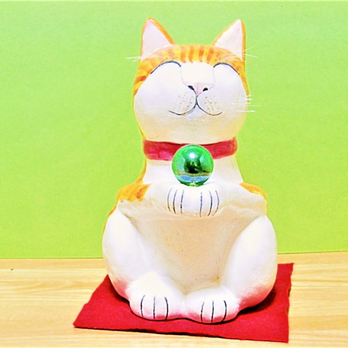 ビー玉を持つ白に赤キジ猫（大）置物＃54（紙粘土と新聞紙） その他