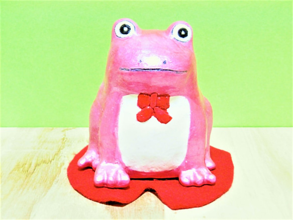 ピンクのメタリックのツバキのカエル（中）置物＃9 その他置物