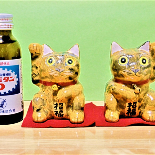 2匹の錆猫の招き猫（中）置物＃39（紙粘土と新聞紙） その他置物
