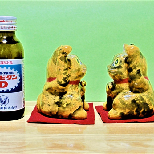 2匹の錆猫の招き猫（中）置物＃39（紙粘土と新聞紙） その他置物