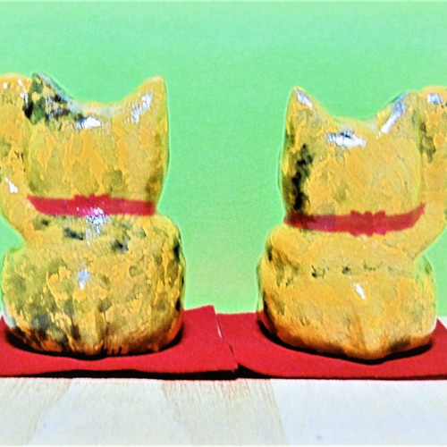 2匹の錆猫の招き猫（中）置物＃39（紙粘土と新聞紙） その他置物