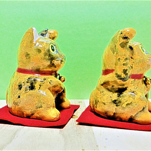 2匹の錆猫の招き猫（中）置物＃39（紙粘土と新聞紙） その他置物