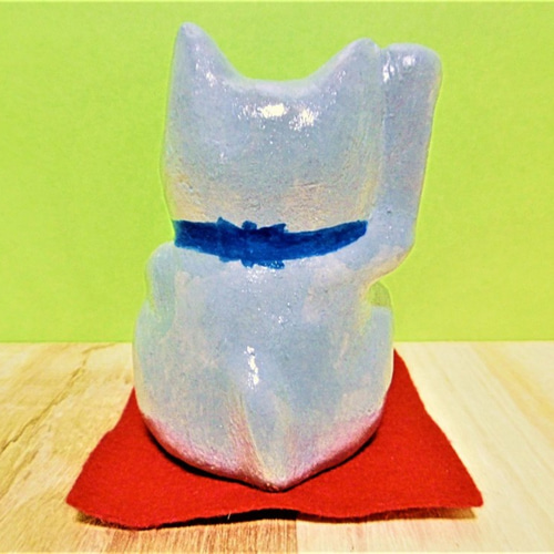 ブルー招き猫【中】 ロシアンブルーの招き猫（中）置物＃44（紙粘土と新聞紙