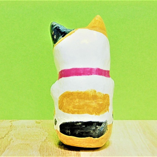 尻尾をつかむ三毛猫（中）置物＃79（紙粘土と新聞紙） その他置物 工房