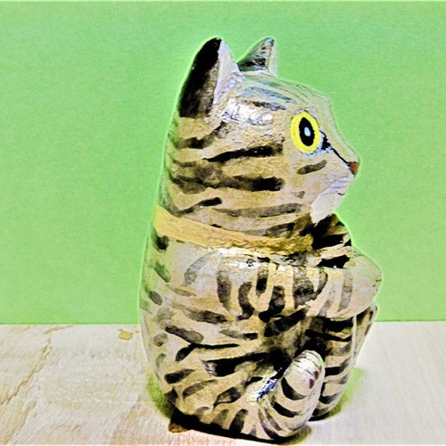 尻尾をつかむキジ猫（中）置物＃80（紙粘土と新聞紙） その他