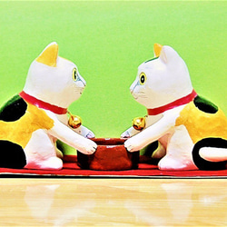 桶を持つ2匹の三毛猫（中）置物＃44（紙粘土と新聞紙） その他置物