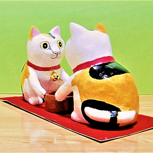 桶を持つ2匹の三毛猫（中）置物＃44（紙粘土と新聞紙） その他