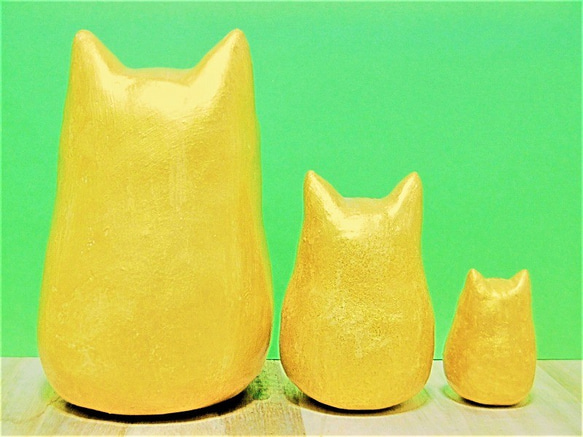 3つの猫のだるま（ゴールド）（大）と（中）と（小）置物16 2枚目の画像