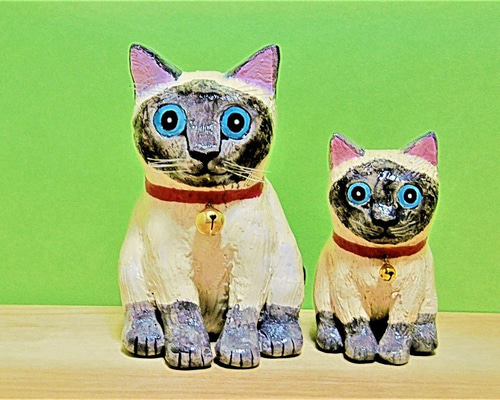 2匹のシャム猫（大）と（中）置物＃94（石粉粘土と新聞紙） その他置物