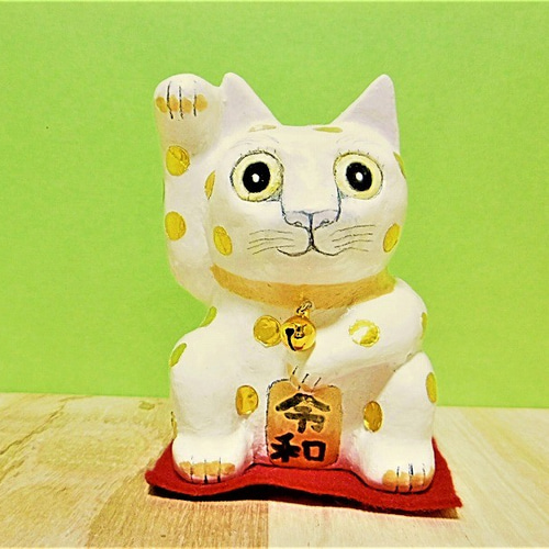 招き猫（中）金色の水玉の置物＃50（紙粘土と新聞紙） その他置物 工房