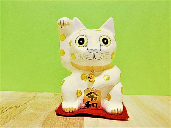 招き猫（中）金色の水玉の置物＃50（紙粘土と新聞紙） その他置物 工房