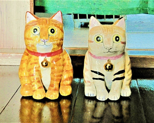 茶トラ猫(樹脂粘土)粘土細工 黄土色と白の猫と茶トラ猫（小）置物＃134（樹脂粘土と新聞紙