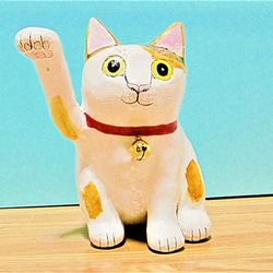 右手を上げる三毛猫（大）置物＃109（紙粘土と新聞紙） 2枚目の画像