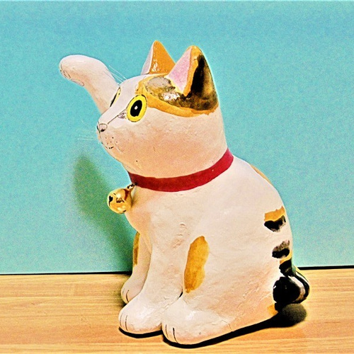 右手を上げる三毛猫（大）置物＃109（紙粘土と新聞紙） その他置物