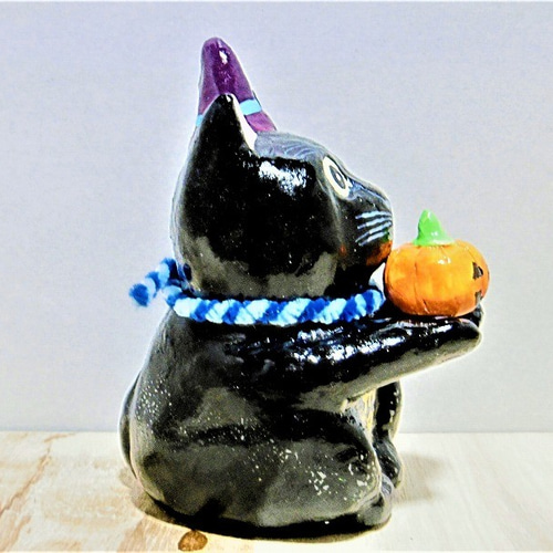 ハロウィンの黒猫（中）置物＃112（紙粘土と新聞紙） その他置物 工房