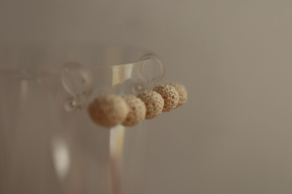 【Dots】白い編み玉の耳飾り [綿] [7mm玉] [片耳用] 2枚目の画像