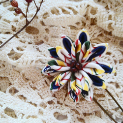 つまみ細工のお花のストールピン 2枚目の画像