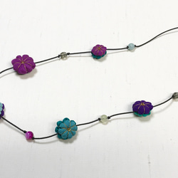 <送料無料> 着物地と天然石とグラスビーズで作った小花のネックレス　青緑✖️紫(紐こげ茶) 3枚目の画像