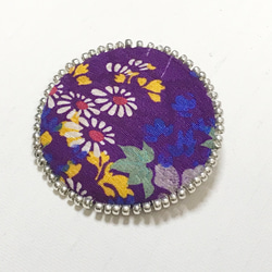 アンティーク着物から作った丸いブローチ　紫地小菊 2枚目の画像