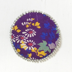アンティーク着物から作った丸いブローチ　紫地小菊 3枚目の画像